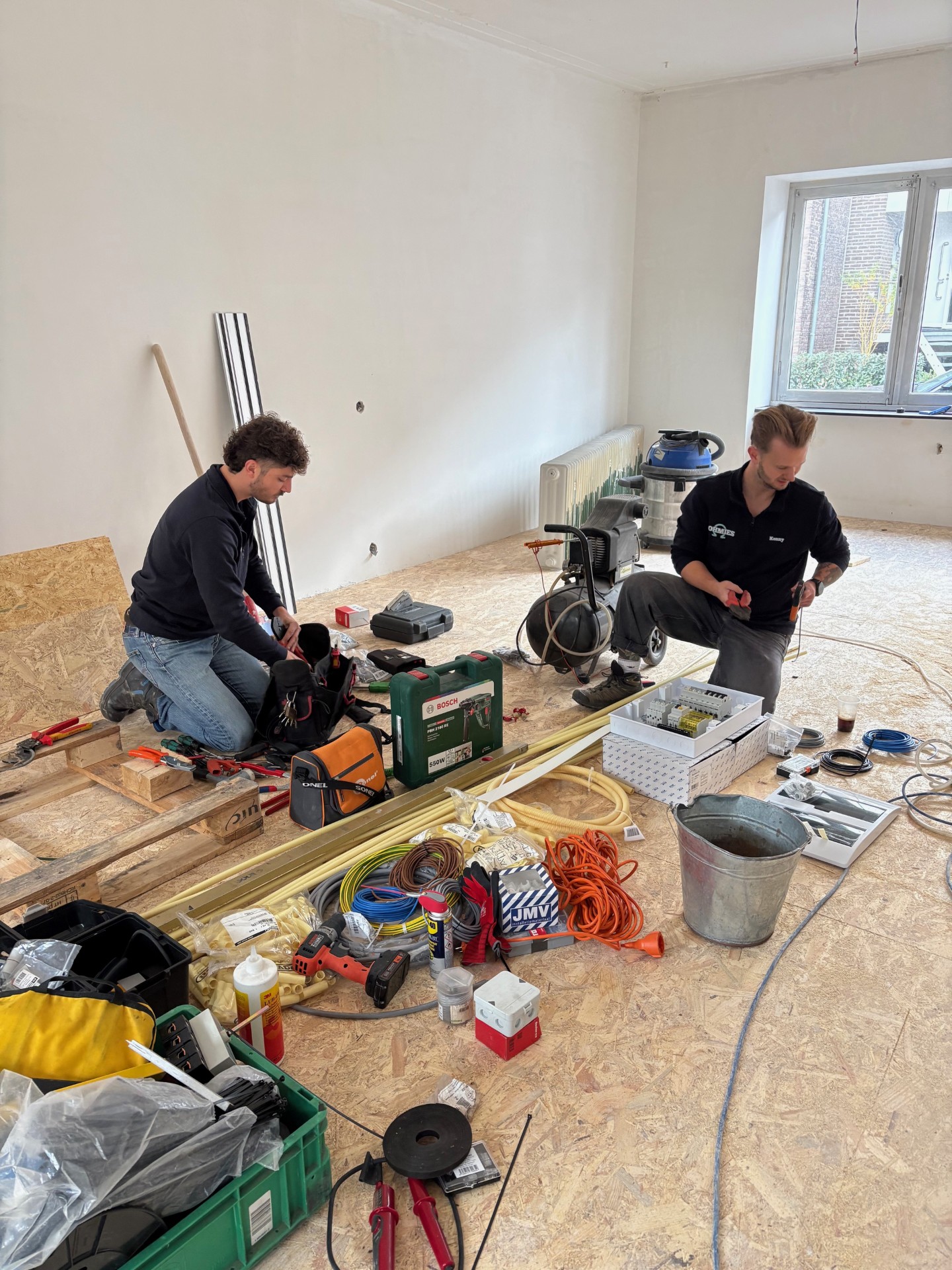 Kenny en Gijs Ohmies elektriciens teamwork project Zuid-Limburg